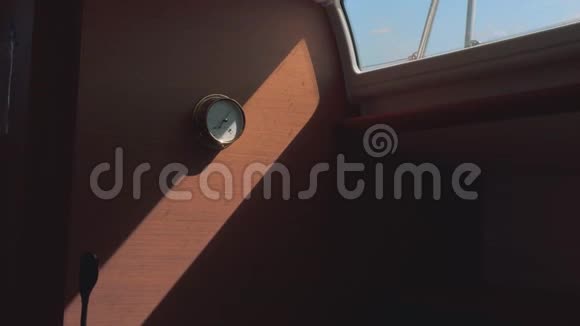 船上活动时游艇舱壁太阳黑子气压表的观察视频的预览图