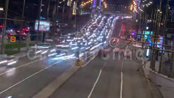 高速公路沿线的夜间交通堵塞视频的预览图