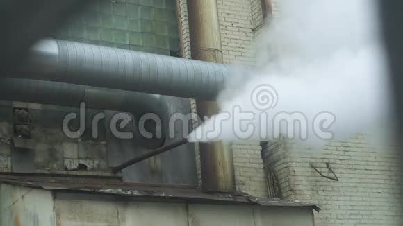 蒸汽从管道中排出视频的预览图
