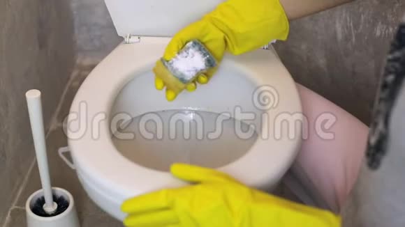 戴橡胶手套的女人用海绵清洁马桶视频的预览图