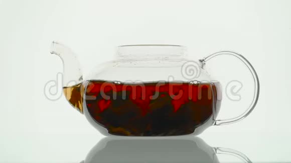 在白色背景的玻璃茶壶中冲泡红茶视频的预览图