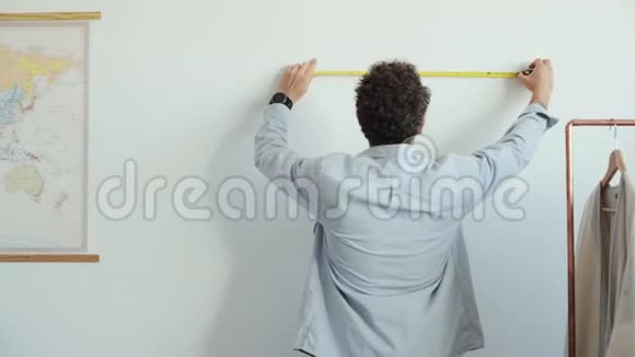 人用尺子和铅笔做测量视频的预览图