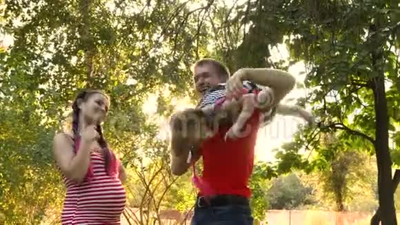 怀孕的母亲父亲和小女儿视频的预览图