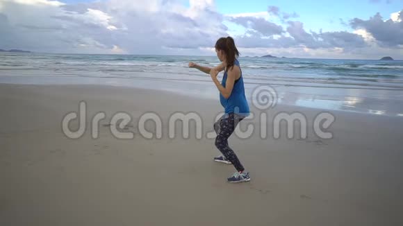 日落时海边女拳手影子拳有魅力的女性工作视频的预览图