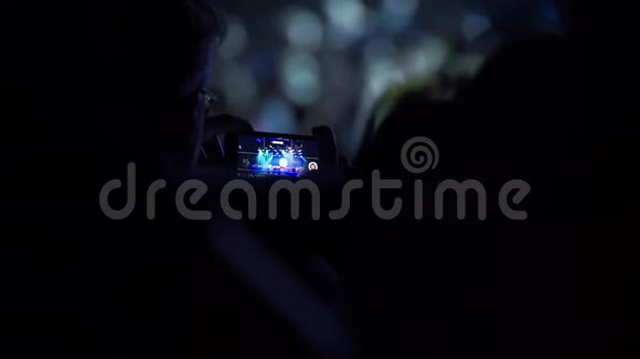 人们在俱乐部的音乐会上用手机拍照和录像视频的预览图