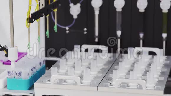 在实验室的医疗中心机器人自动进行分析以确定实验室中的癌细胞视频的预览图