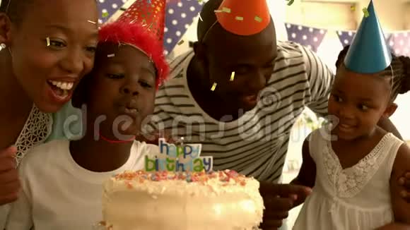 男孩和家人一起庆祝生日视频的预览图