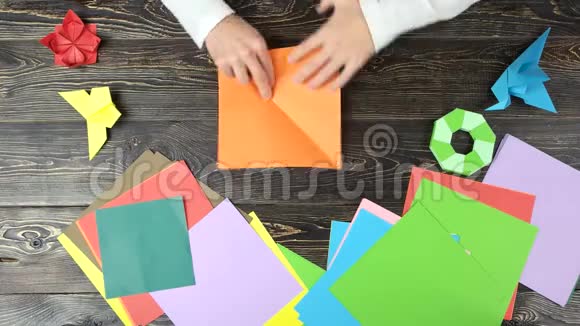 人做折纸动作快视频的预览图