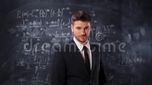 科学家人站在数学方程附近的肖像公式视频的预览图