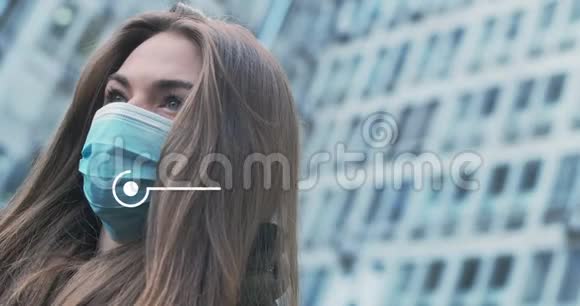 二维动画Covid19出现在保护面具的年轻黑发妇女站在户外大流行病概念视频的预览图