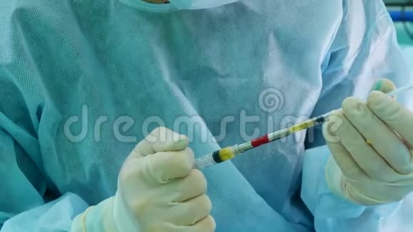 医生用稀释的人体脂肪填充注射器视频的预览图