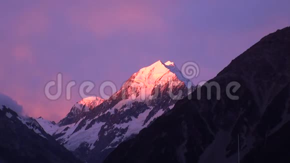 新西兰日落时雪山峰和山脊的阳光全景视频的预览图