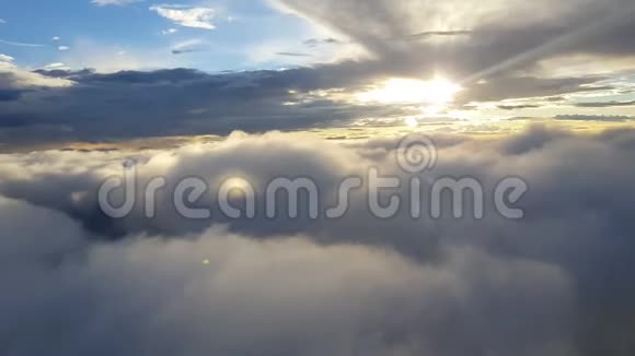 从散落的云层中飞过望着一架飞机视频的预览图