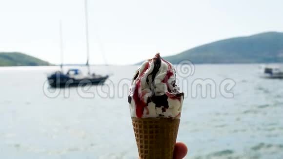 拿着白色冰淇淋锥和水果酱的女孩视频的预览图