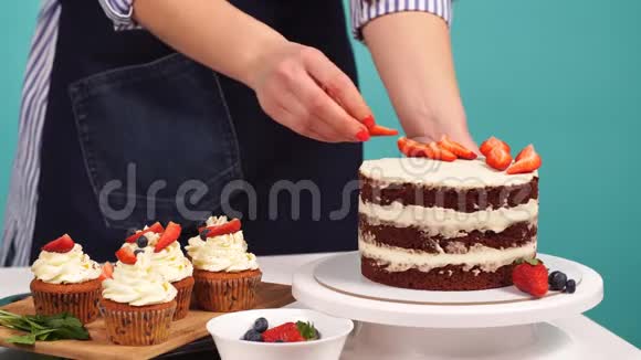 厨师用手装饰蛋糕上的草莓视频的预览图