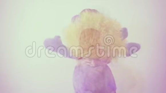 女孩在拥抱毛绒动物的时候跳跃视频的预览图