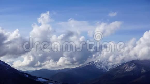 云飞过高加索山脉景观淡出可用于结课学分职称时光流逝视频的预览图