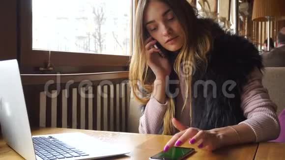 女人用电脑和两部电话视频的预览图