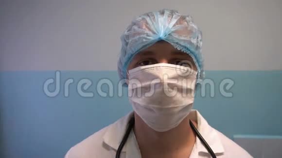 把一个戴手术面罩男外科医生的脸闭上视频的预览图
