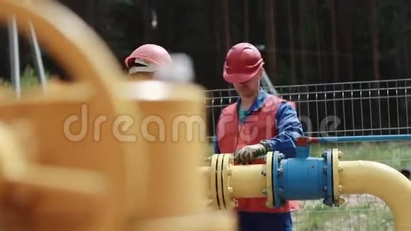 工人打开煤气视频的预览图