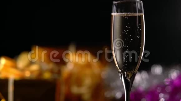 派对背景下的浪漫香槟长笛视频的预览图