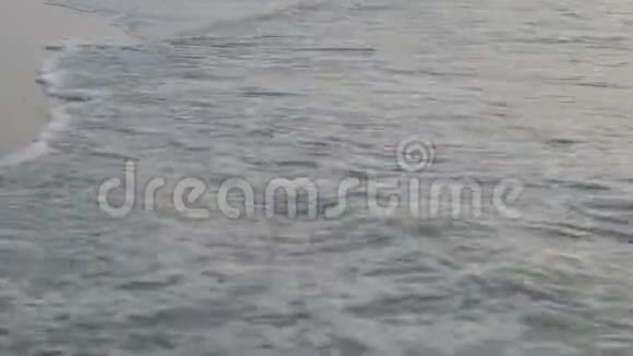 傍晚日落时海面上美丽的柔波4K视频的预览图