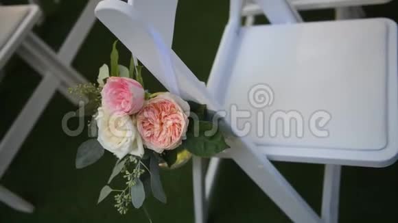 绿色公园自然婚礼婚礼装饰视频的预览图
