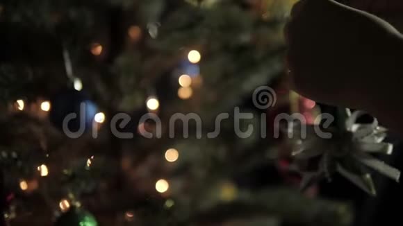 圣诞树上挂着星星花环的儿童装饰视频的预览图