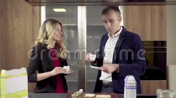 白种人年轻夫妇在吃早餐视频的预览图