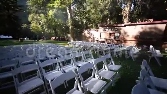 绿色公园自然婚礼婚礼装饰视频的预览图
