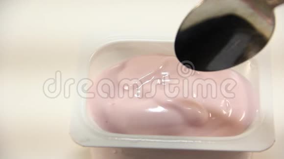 粉色酸奶勺子食物牛奶奶油视频的预览图