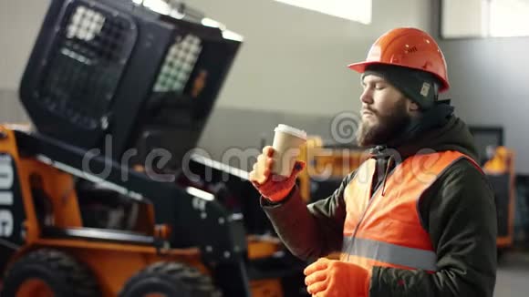企业家小企业主使用平板电脑和阅读电子邮件在印度的铁匠店视频的预览图