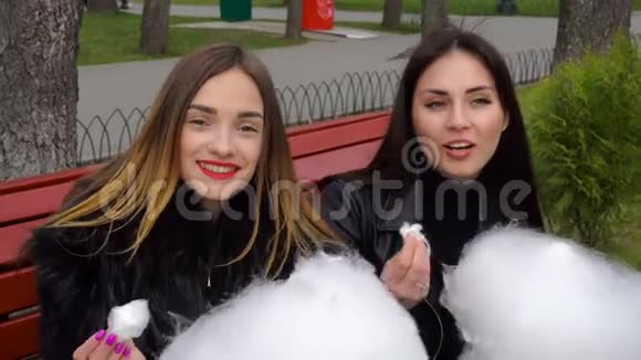 两个有趣的女朋友吃棉花糖笑了视频的预览图