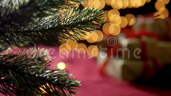 圣诞礼品盒装饰金丝巾背景灯视频的预览图