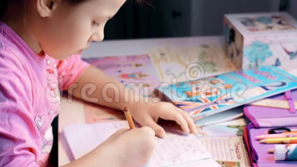 可爱的小女孩正在餐桌上写作业视频的预览图