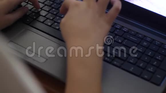 孩子晚上在笔记本电脑上打印信息视频的预览图