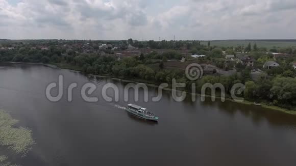 沿着河航行的船视频的预览图