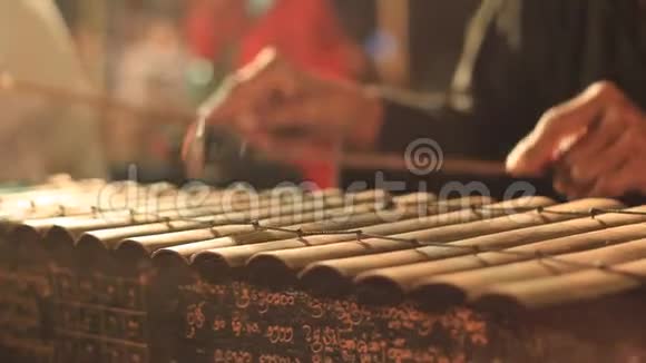 作为泰国北部文化表演的一部分正在演奏传统打击乐器视频的预览图