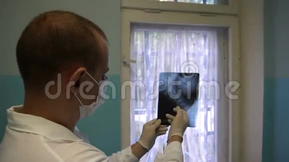 医生检查X线搜索诊断医生用手指着x射线图像视频的预览图