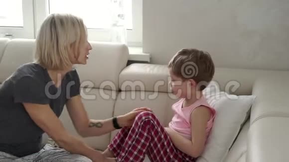 妈妈检查她生病儿子的体温患病儿童发烧及生病卧床视频的预览图