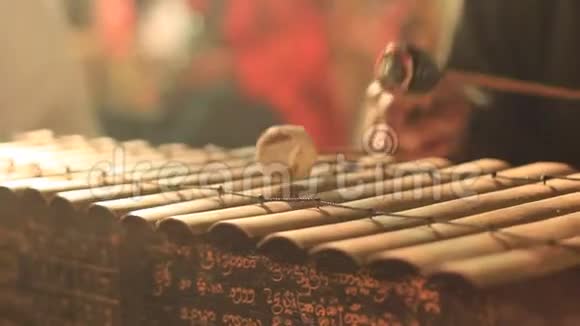 作为泰国北部文化表演的一部分正在演奏传统打击乐器视频的预览图