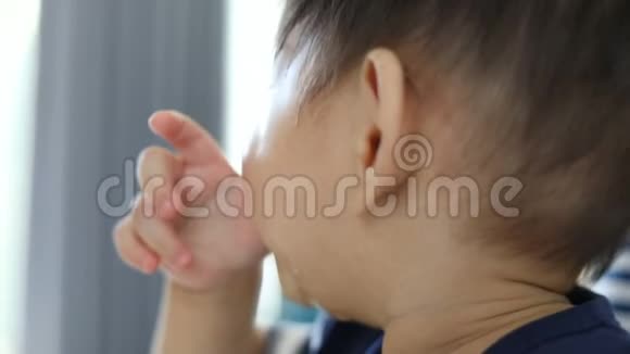 小男孩哭着流泪不开心视频的预览图