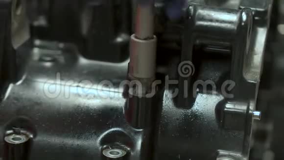 机械师手动拆卸摩托车发动机视频的预览图