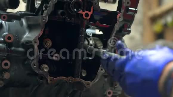 机械师手动拆卸摩托车发动机视频的预览图