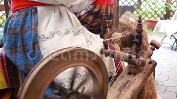 一个女人在纺锤上用布工作视频的预览图