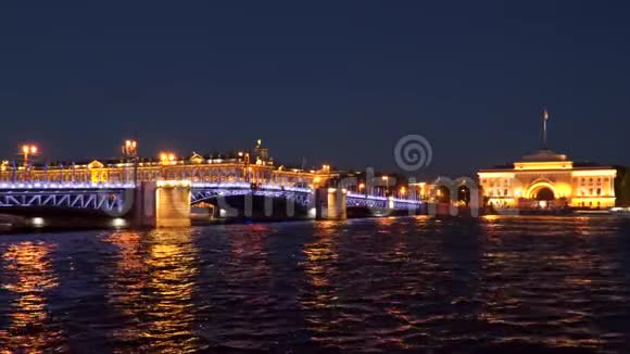 宫殿桥是一座横跨涅瓦河的吊桥视频的预览图