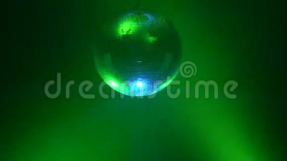 3D迪斯科镜球在烟雾中反射五颜六色的灯光视频的预览图