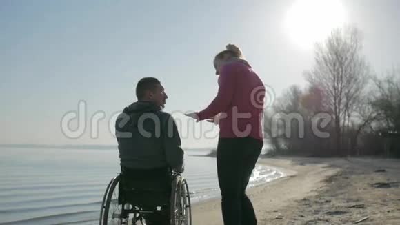 残疾人和女孩举手投足残疾人给予视频的预览图