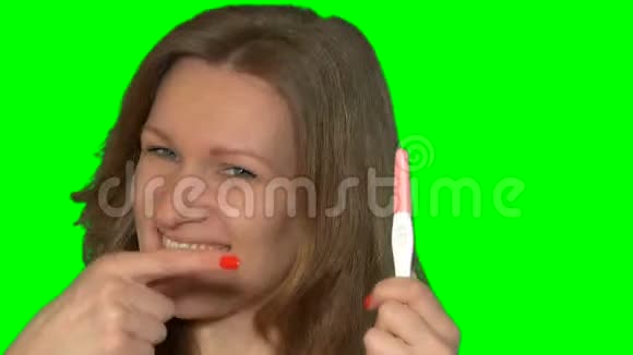 女人脸上露出积极的孕检竖起大拇指视频的预览图