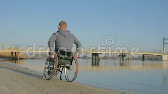 残疾人后景残疾人沿堤路视频的预览图